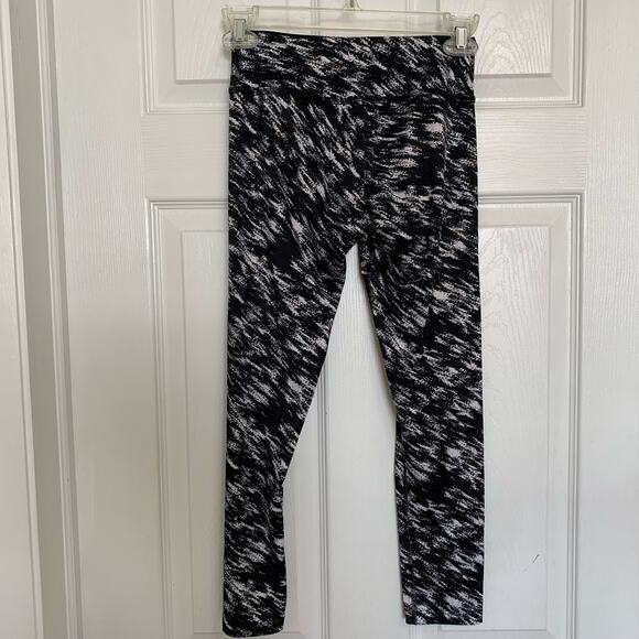 Beyond Yoga black and white static print leggings - Picture 5 of 7